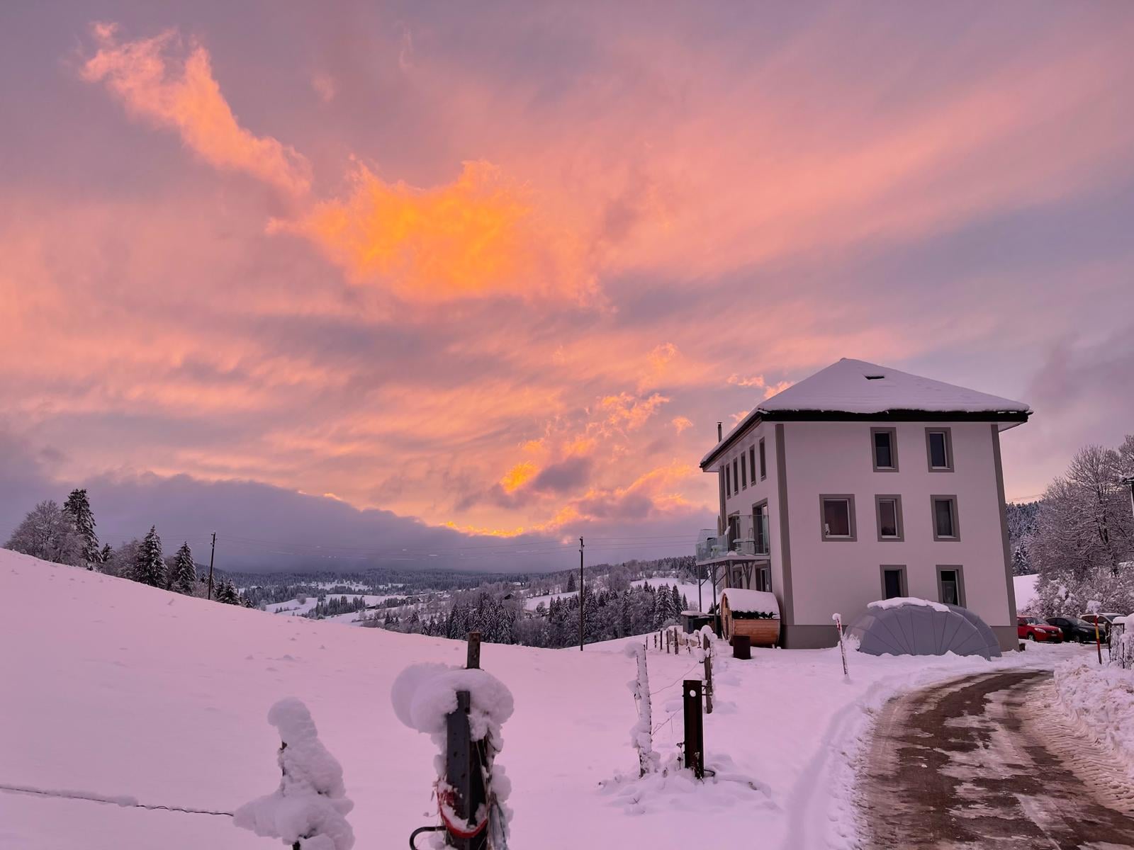 La maison d'EssenceCiel sous la neige, paysage hivernal du Val-de-Travers